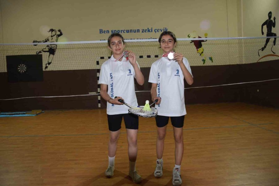 Elif Ve Melis Badminton Türkiye Şampiyonası Yolcusu