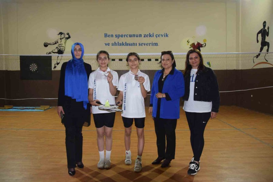 Elif Ve Melis Badminton Türkiye Şampiyonası Yolcusu
