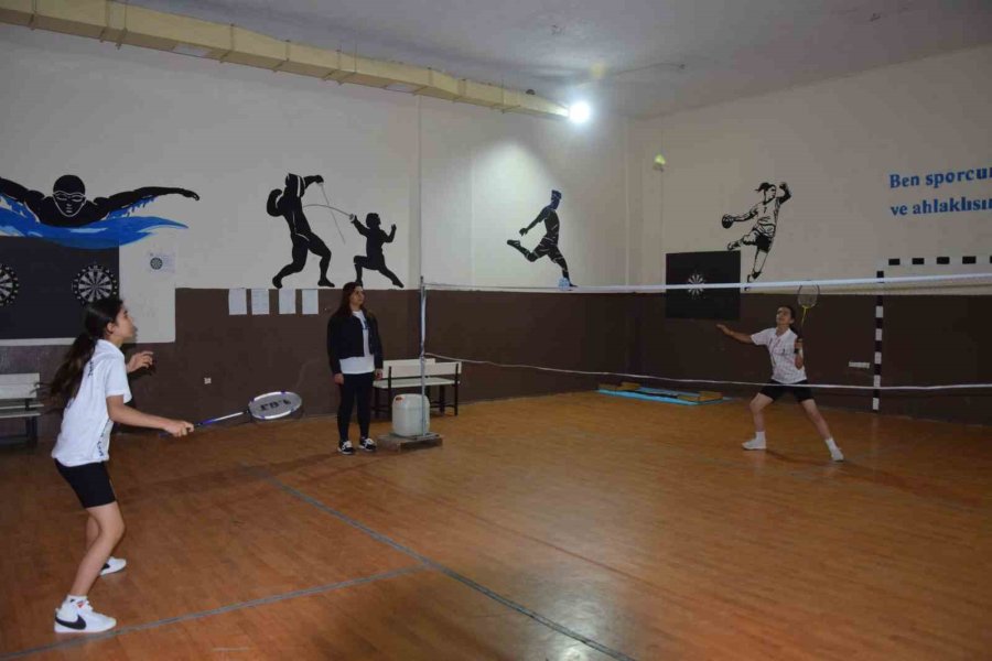 Elif Ve Melis Badminton Türkiye Şampiyonası Yolcusu