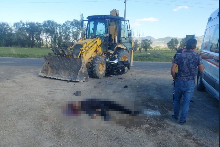 Kepçeyle Çarpışan Motosikletin Sürücüsü Hayatını Kaybetti