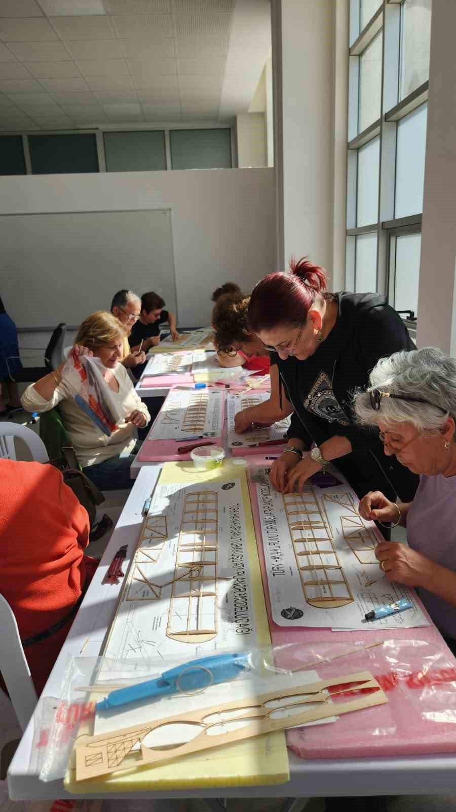 Alanya’da 60 Yaş Üstü Vatandaşlar Model Uçak Yapımını Öğreniyor