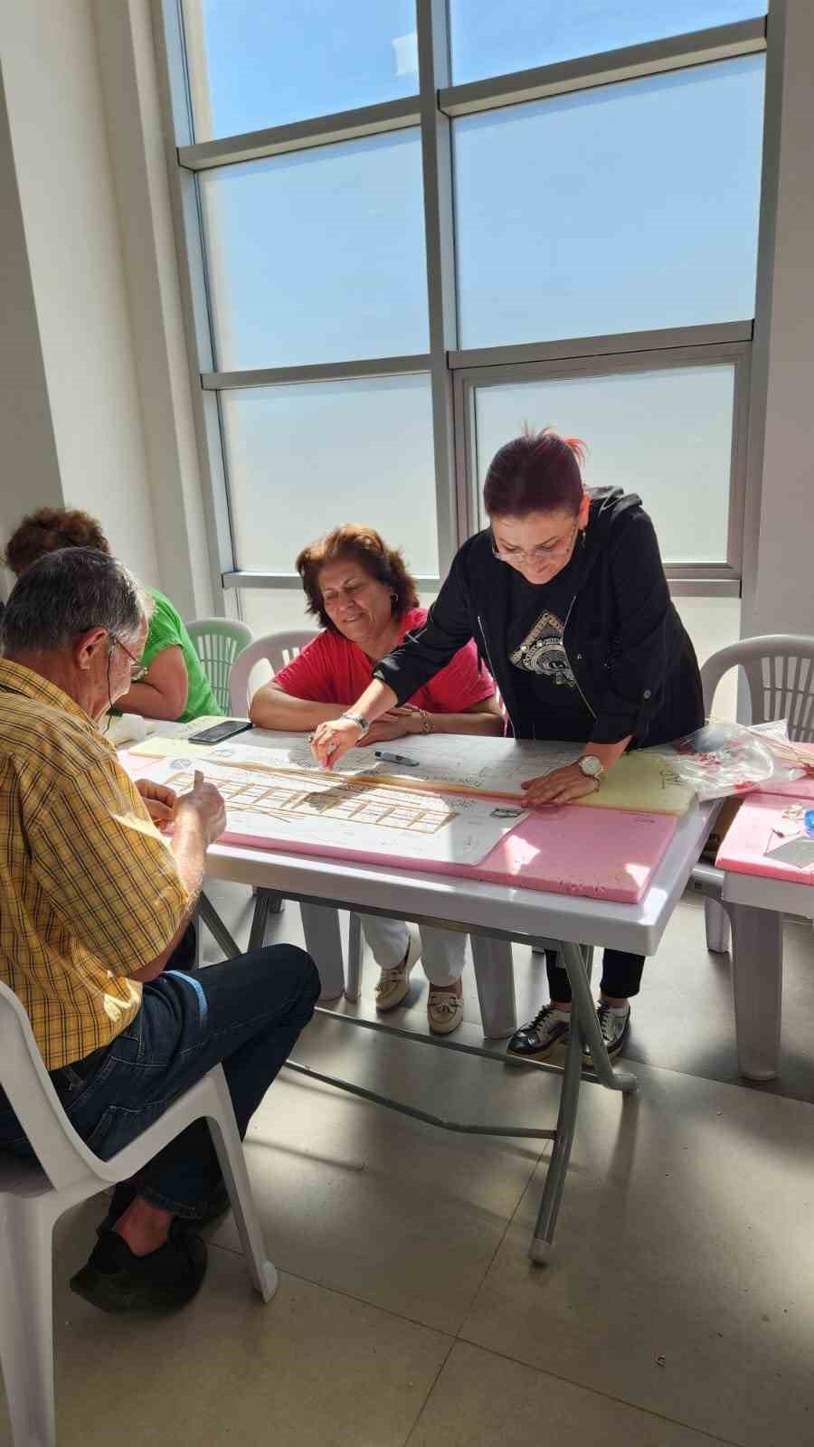 Alanya’da 60 Yaş Üstü Vatandaşlar Model Uçak Yapımını Öğreniyor