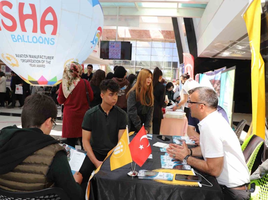 Nevü Ev Sahipliğinde Düzenlenen ‘üniversite Tanıtım Fuarı’na Yoğun İlgi