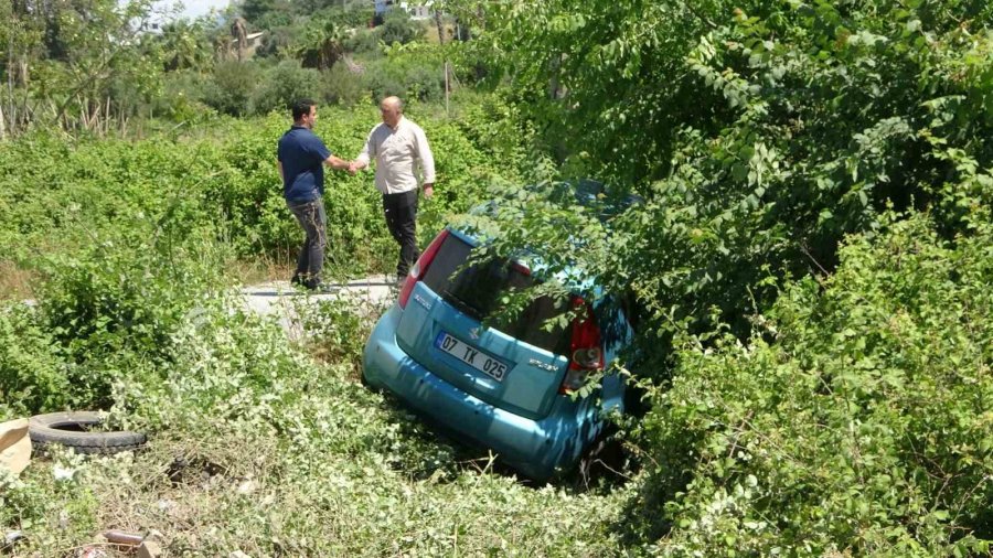 Böğürtlenler Şarampole İnen Otomobile Hava Yastığı Oldu, Sürücünün Burnu Dahi Kanamadı