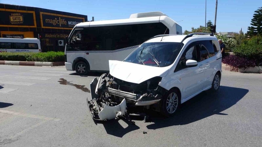 Kırmızı Işık İhlali Kaza Yaptırdı, İhlal Yapan Araç Sürücüsü Yaralandı