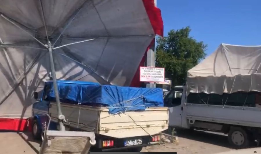 Fırtına Toptancı Halinde Şemsiyeleri Devirdi, Bir Araçta Maddi Hasar Oluştu