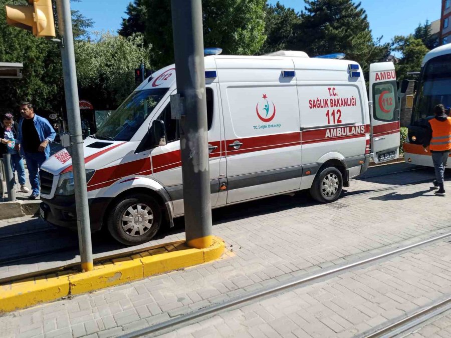 Durakta Düşürdüğü Telefonu Almak İsterken Kafasını Çarpıp Bayıldı