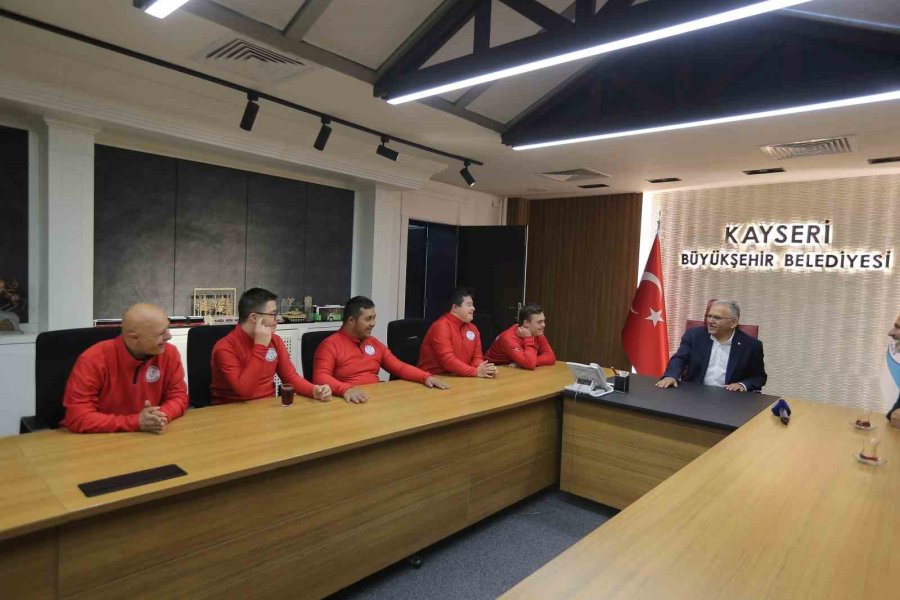 Down Futsal Takımı Sporcularından Başkan Büyükkılıç’a Sevgi Gösterisi