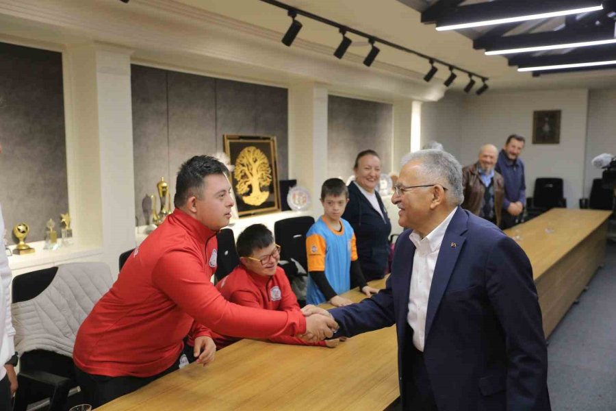 Down Futsal Takımı Sporcularından Başkan Büyükkılıç’a Sevgi Gösterisi