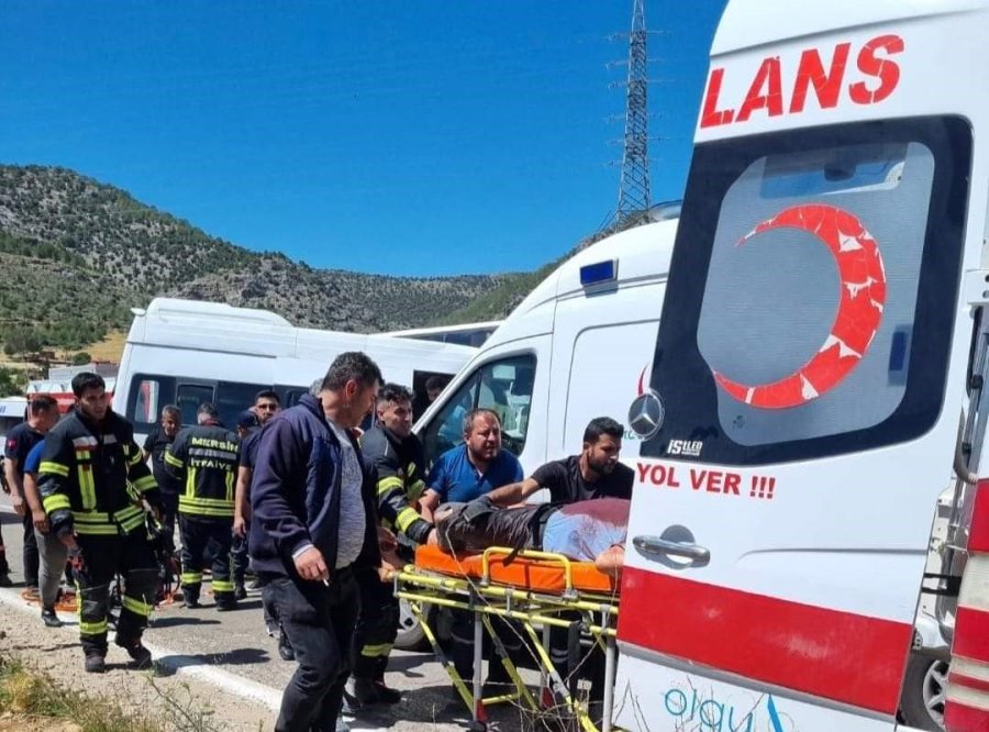 Mersin’de Servis Minibüsü Park Halindeki Otobüse Çarptı: 1 Ölü, 2 Yaralı