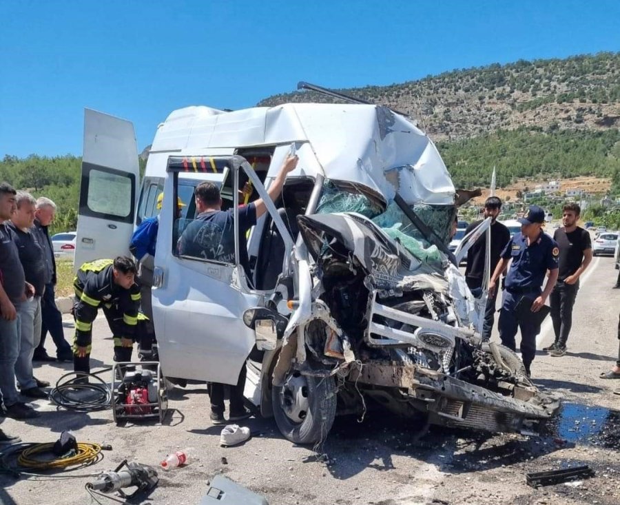 Mersin’de Servis Minibüsü Park Halindeki Otobüse Çarptı: 1 Ölü, 2 Yaralı