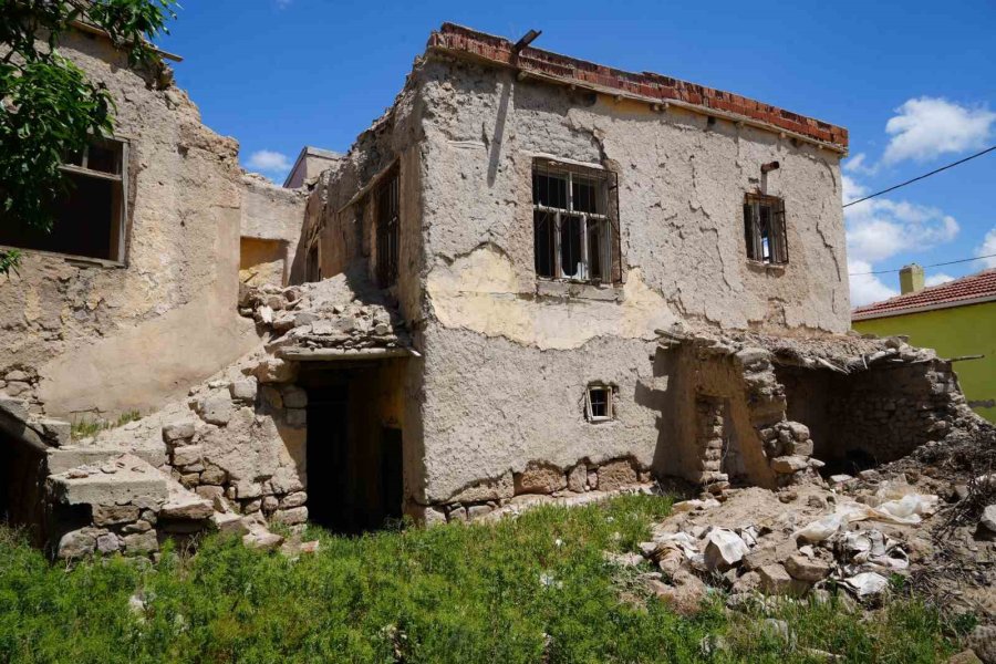 Kemerhisar’da Evin Temelinde Tarihi Eser Niteliğinde Mimari Parçalar Çıktı