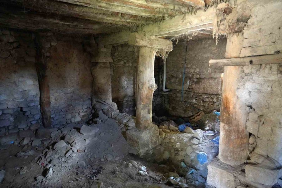 Kemerhisar’da Evin Temelinde Tarihi Eser Niteliğinde Mimari Parçalar Çıktı