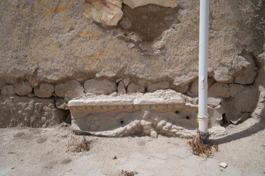 Kemerhisar’da Evin Temelinde Tarihi Eser Niteliğinde Mimari Parçalar Çıktı