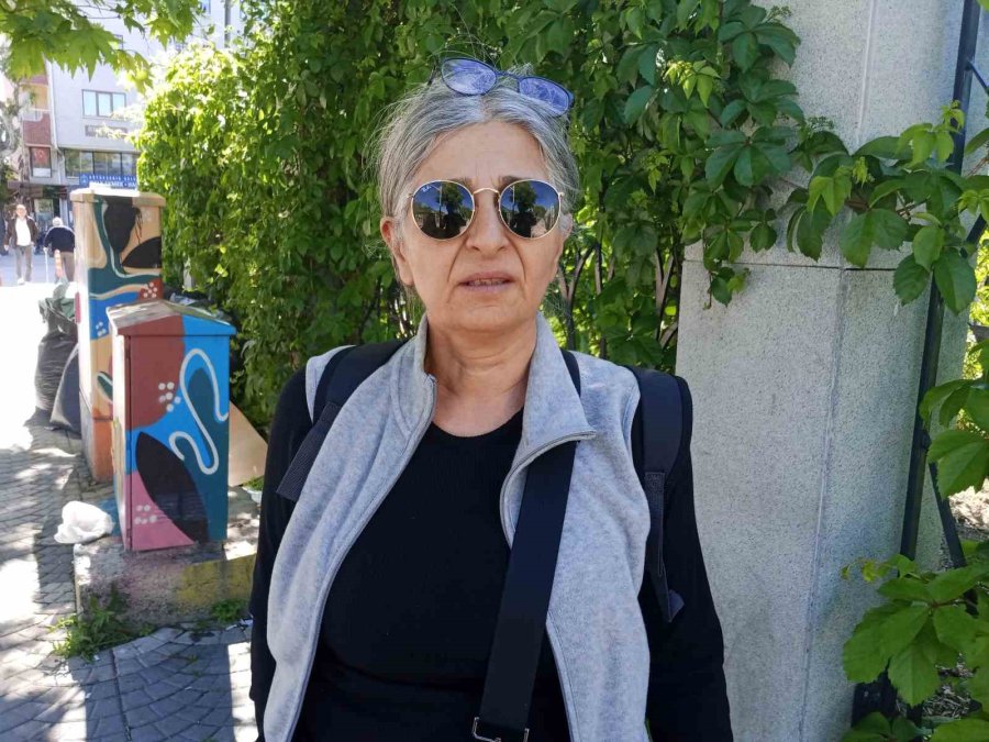 Durakta Düşürdüğü Telefonu Almak İsterken Kafasını Çarpıp Bayıldı