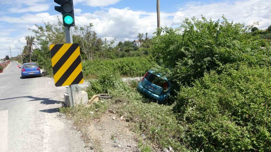 Böğürtlenler Şarampole İnen Otomobile Hava Yastığı Oldu, Sürücünün Burnu Dahi Kanamadı
