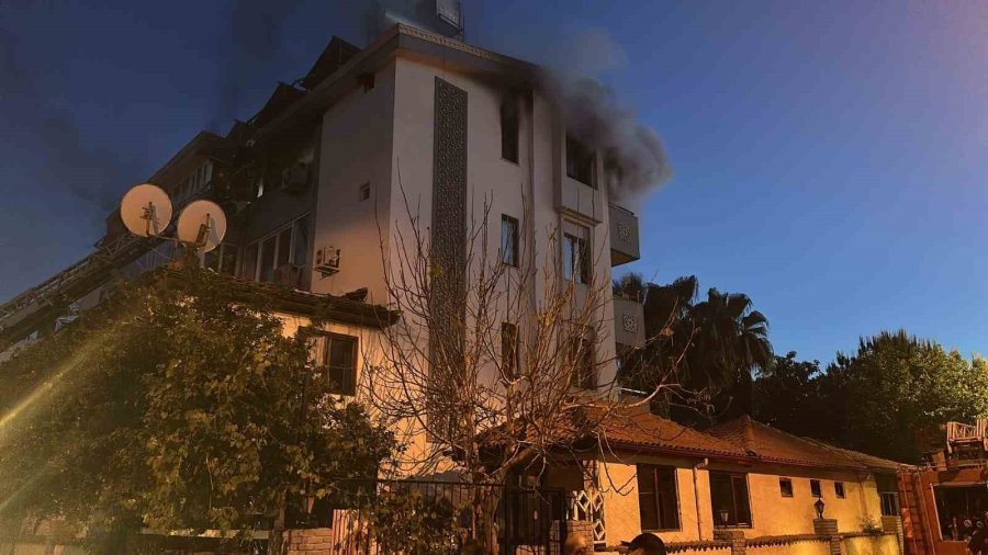 Alevleri Görenler Pijamalarla Kendilerini Sokağa Attı