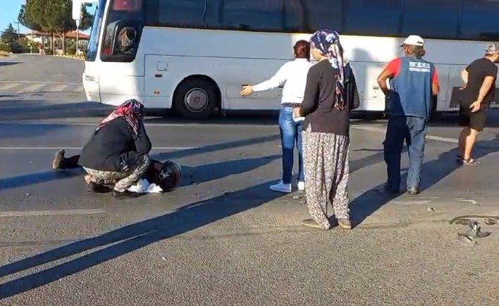 Tur Minibüsü Motosiklete Çarptı, Sürücü Kask Sayesinde Hayatta Kaldı:1 Yaralı