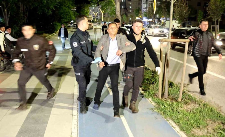 Polis Ehliyet İstedi, Alkollü Sürücü İse Ayakkabı: İlginç Diyalog Kamerada