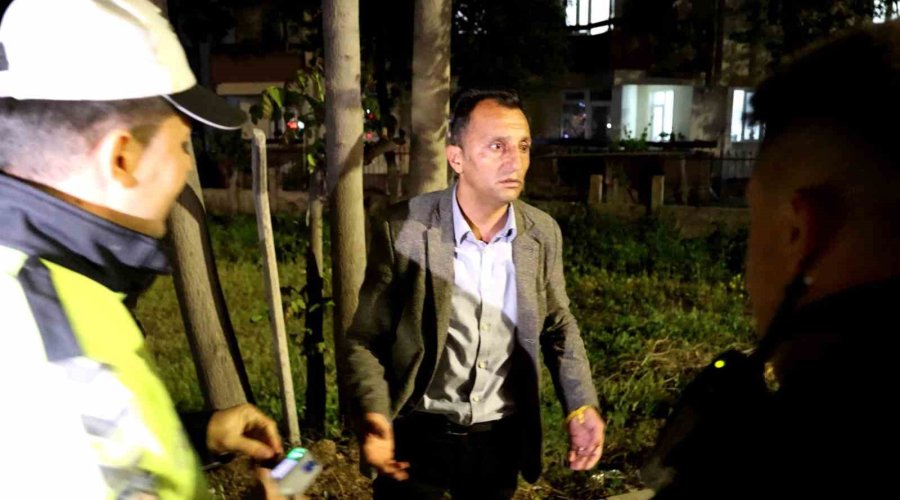 Polis Ehliyet İstedi, Alkollü Sürücü İse Ayakkabı: İlginç Diyalog Kamerada