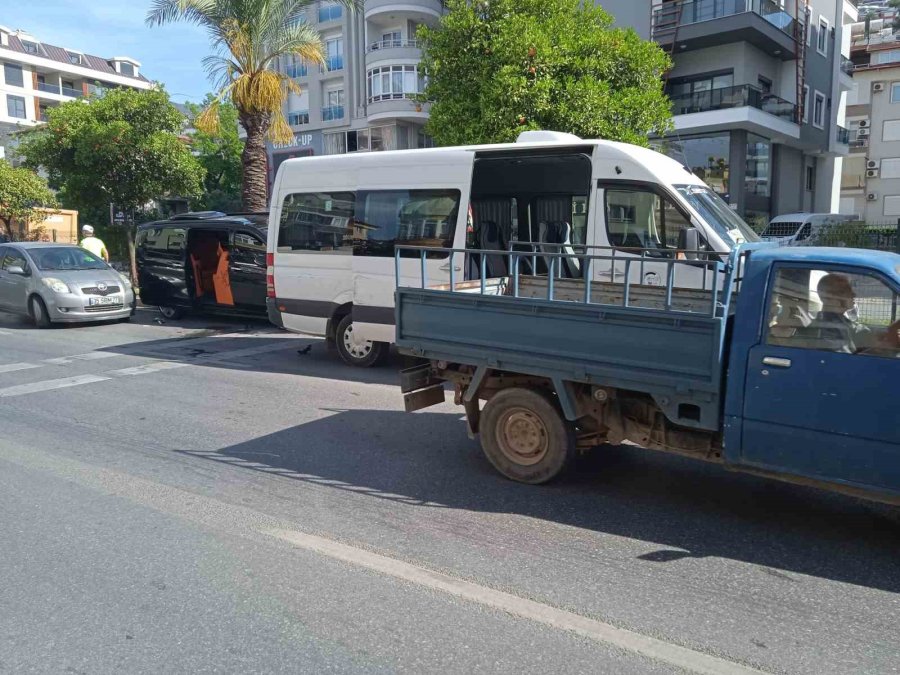 Alanya’da 4 Araçlı Zincirleme Trafik Kazası