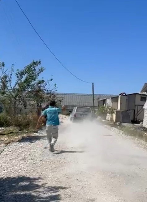 Köpeğine Zarar Veren Adamı Otomobile Bağlayıp 150 Metre Sürükledi