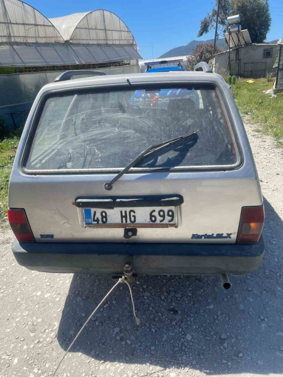 Köpeğine Zarar Veren Adamı Otomobile Bağlayıp 150 Metre Sürükledi