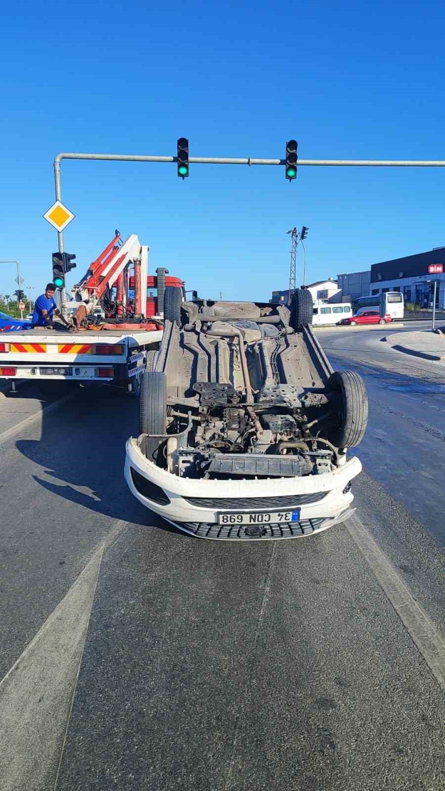 Lastiği Patlayan Otomobil Önündeki Araca Çarpıp Devrildi: 2 Yaralı