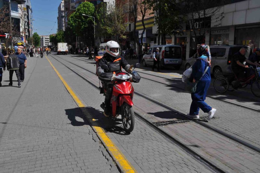 Kural Tanımayan Motosiklet Ve Bisiklet Sürücüleri Tepki Çekiyor