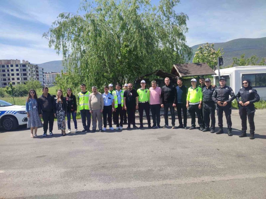 Konya’da Özel Gençlerden Trafik Denetimi