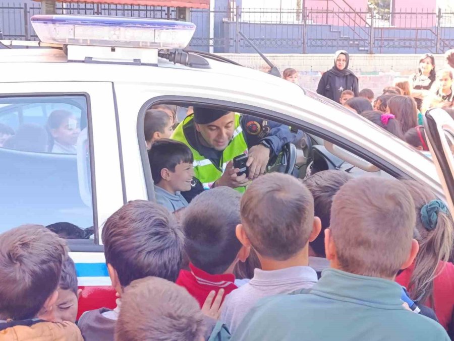 Beyşehir’de Jandarmadan Öğrenciler Ve Mahalle Sakinlerine Trafik Eğitim Seminerleri