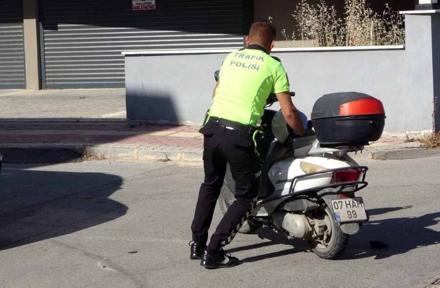 Otomobile Çarpan Motosiklet Sürücüsü Yaralandı