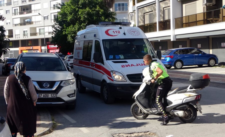 Otomobile Çarpan Motosiklet Sürücüsü Yaralandı