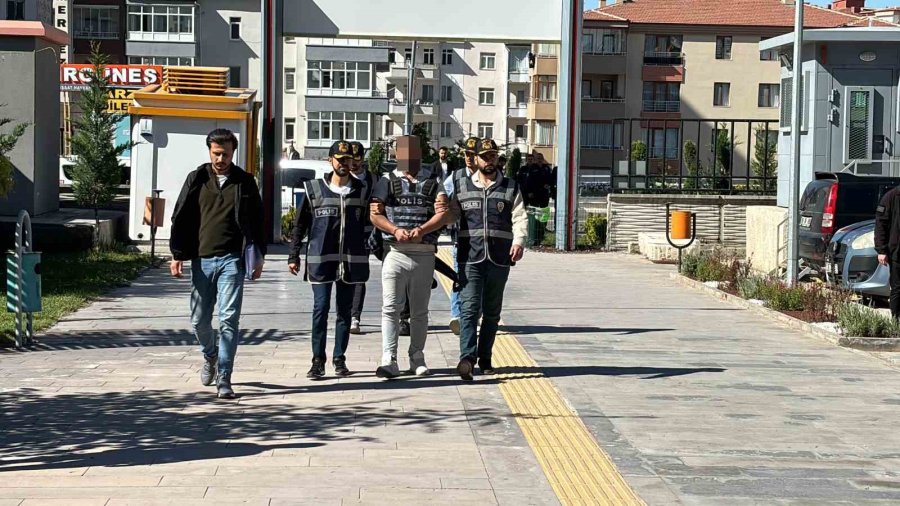 Balkondan Girip Eski Sevgilisinin Arkadaşını Öldürdü