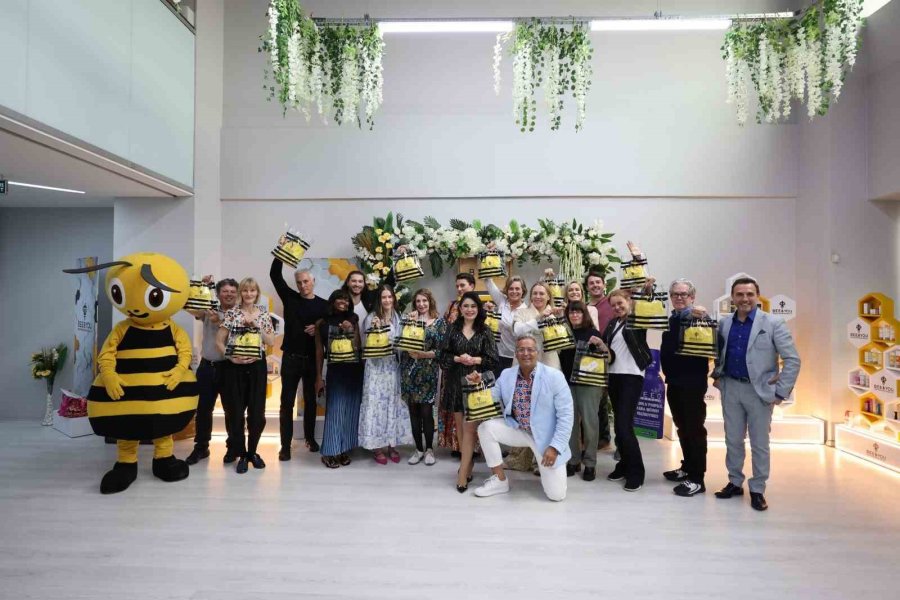 Uluslararası Misafirler Anadolu Arı Ürünlerinin Nasıl Üretildiğini Yerinde Keşfetti