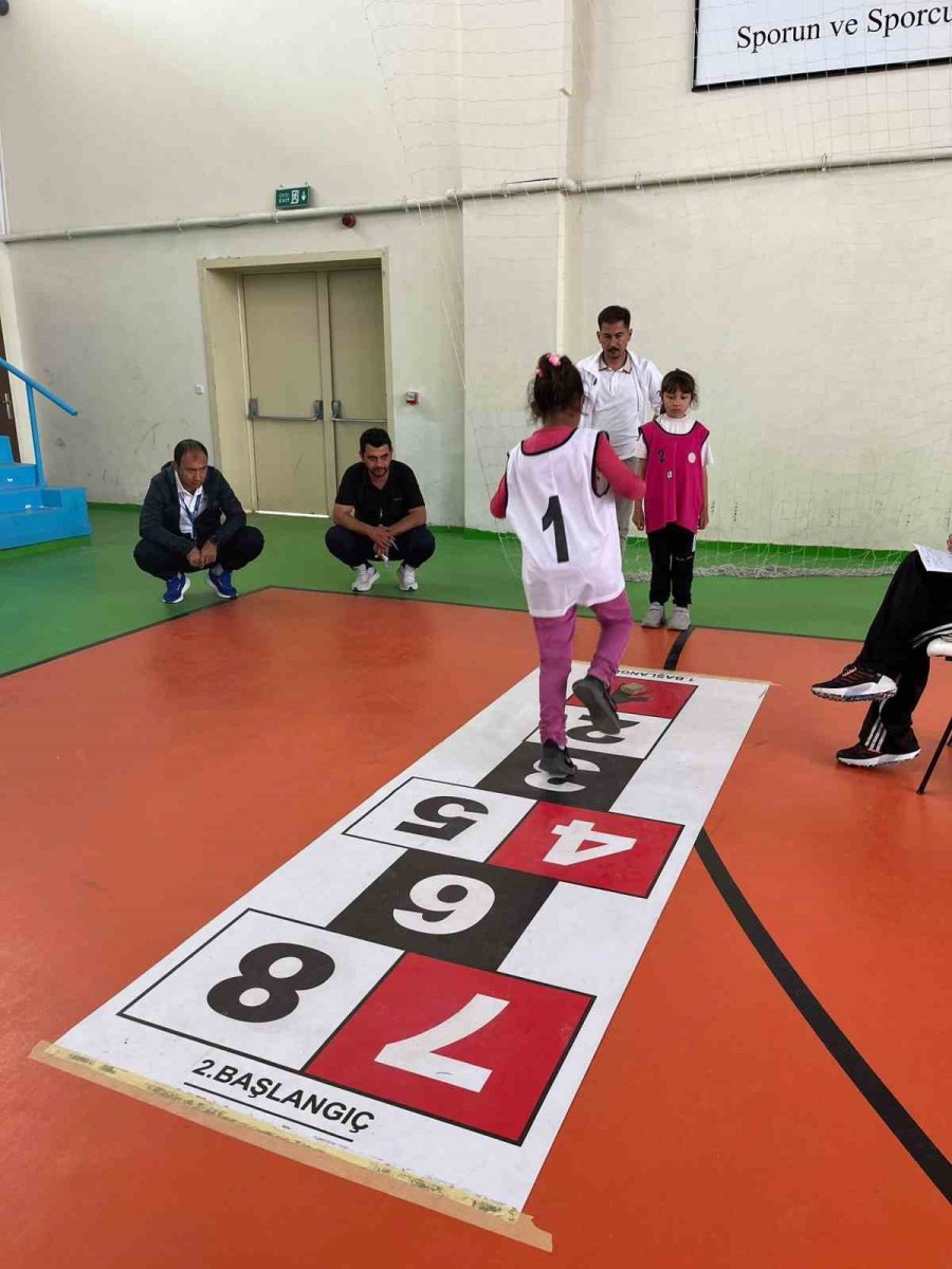 Eskil’de Geleneksel Çocuk Oyunları Oynanıyor