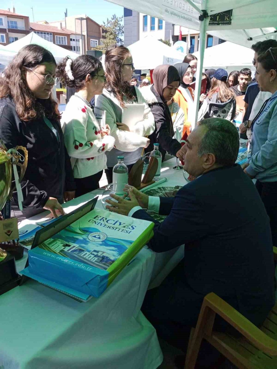 Rektör Prof. Dr. Fatih Altun, Niğde Üniversite Tanıtım Fuarı’nda Öğrencilerle İç İçe