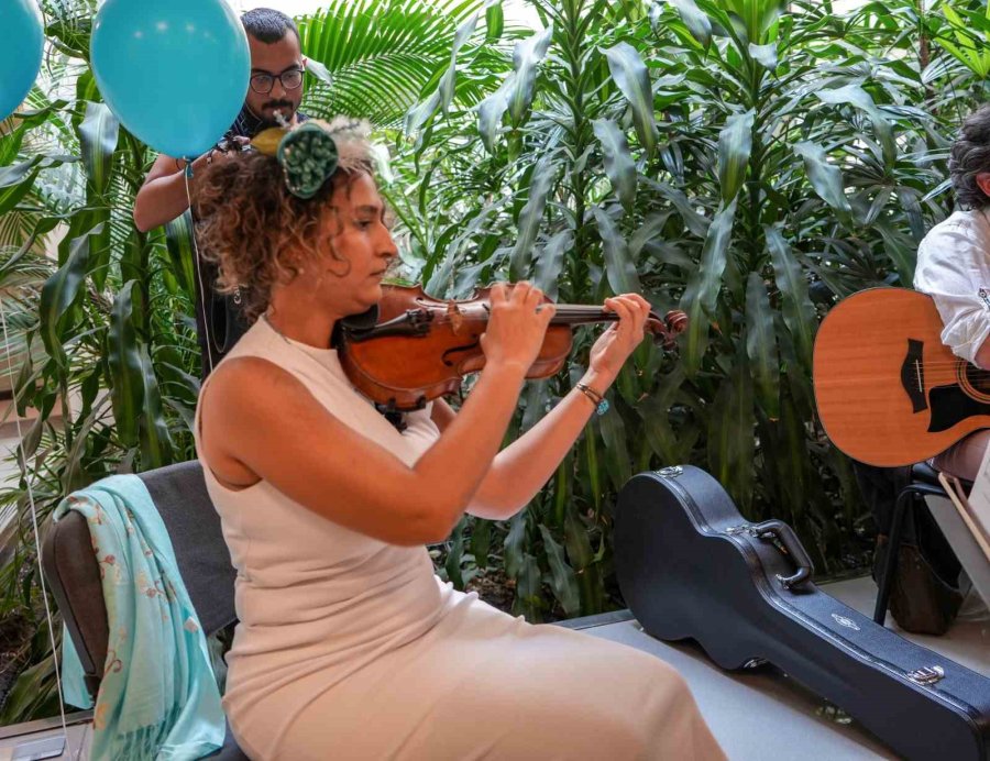 Yumurtalık Kanserini Yenen Keman Sanatçısı Hastanede Moral Konseri Verdi