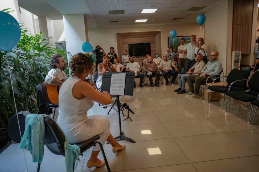 Yumurtalık Kanserini Yenen Keman Sanatçısı Hastanede Moral Konseri Verdi