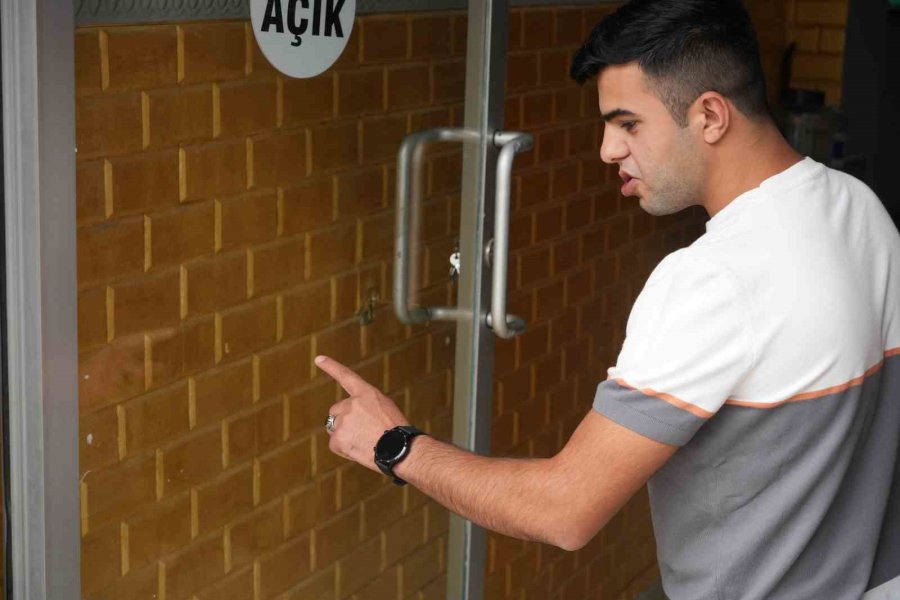 Yüzünden Ameliyat Olmaya Hazırlanan Gence Hırsız Şoku: "1 Kuruşum Bile Kalmadı"