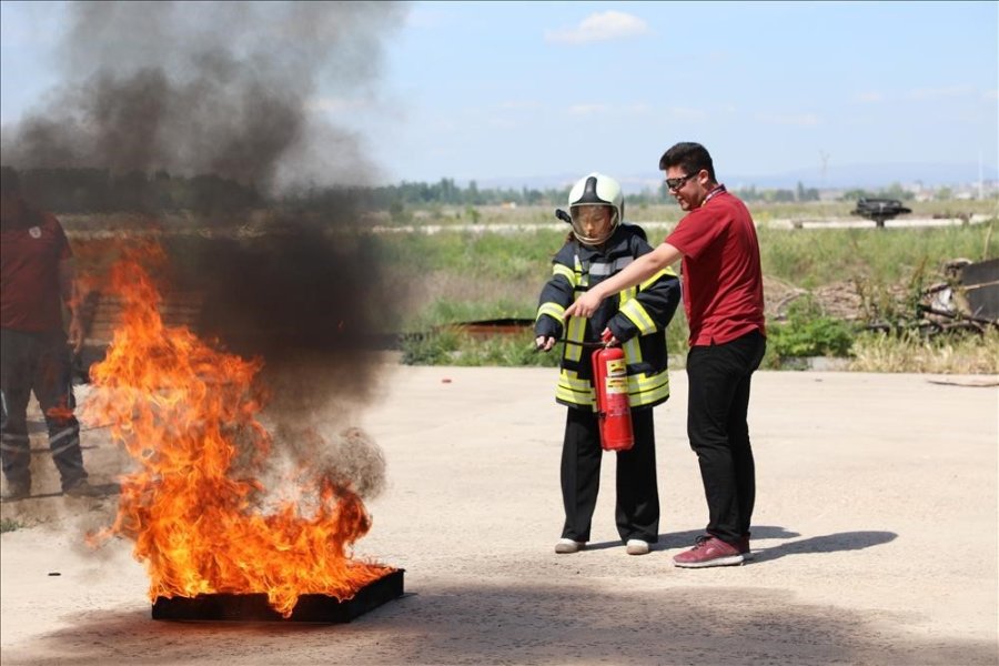 Estü Ulaştırma Meslek Yüksekokulu Öğrencileri İçin Yangın Söndürme Sertifika Eğitimi Düzenlendi