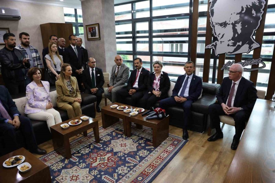 Chp Genel Başkanı Özel, Eskişehir’de Merkez Belediyeleri Ziyaret Etti