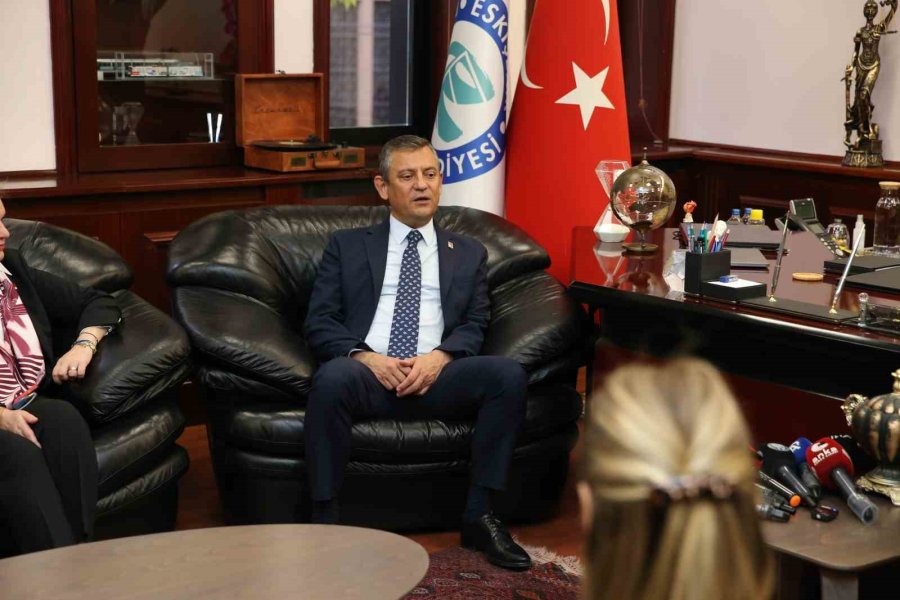 Chp Genel Başkanı Özel, Eskişehir’de Merkez Belediyeleri Ziyaret Etti