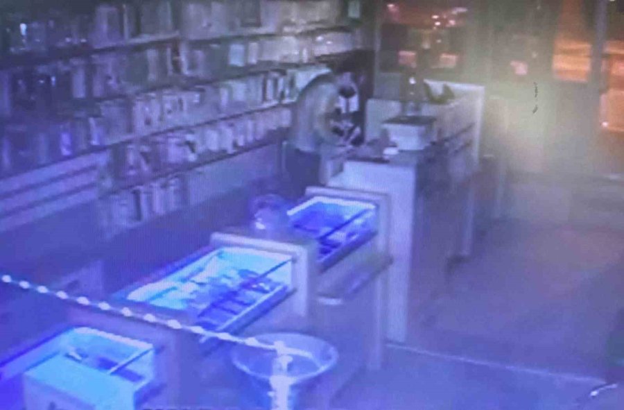 Yüzünden Ameliyat Olmaya Hazırlanan Gence Hırsız Şoku: "1 Kuruşum Bile Kalmadı"