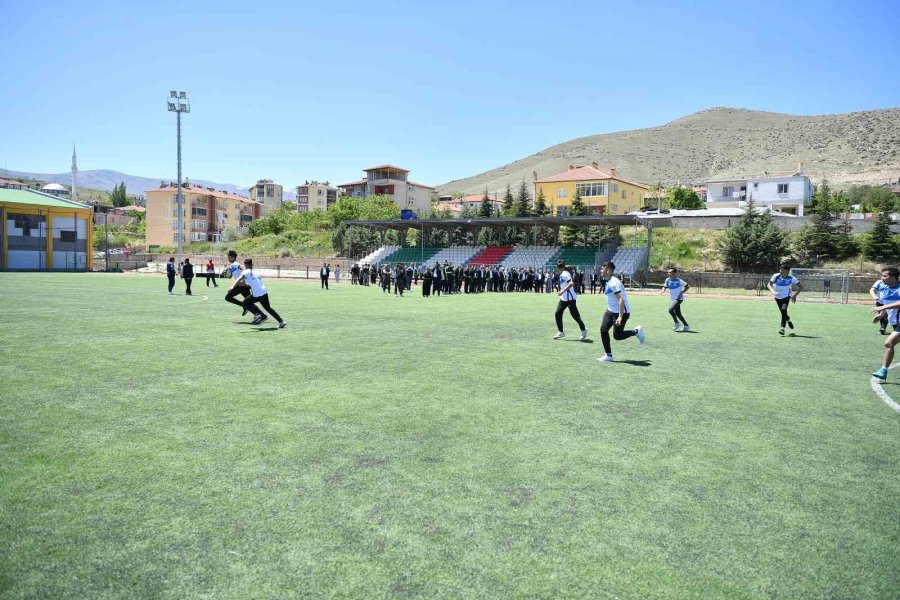 Yahyalı İlçe Sakinleri Vali Çiçek Ve Başkan Büyükkılıç’ı Bağrına Bastı