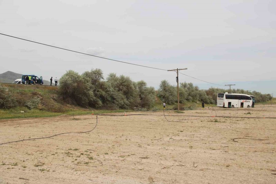 Yoldan Çıkan Yolcu Otobüsü Tarlaya Girdi: 4 Yaralı