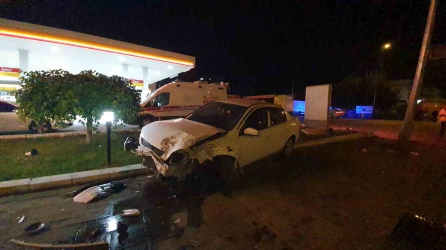 Akaryakıt İstasyonunda Faciadan Dönüldü: Kaza Yapan Otomobil Pompa Önünde Takla Attı
