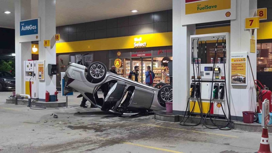 Akaryakıt İstasyonunda Faciadan Dönüldü: Kaza Yapan Otomobil Pompa Önünde Takla Attı