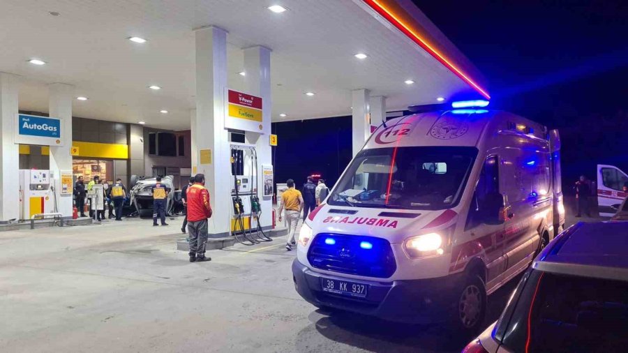 Bir Anda Akaryakıt İstasyonuna Girmeye Çalıştı, Ortalığı Savaş Alanına Döndürdü