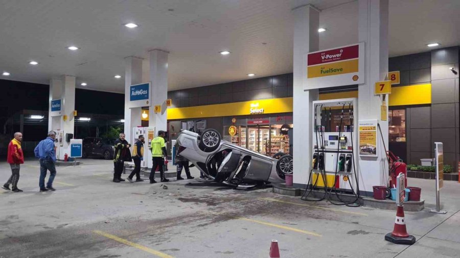 Bir Anda Akaryakıt İstasyonuna Girmeye Çalıştı, Ortalığı Savaş Alanına Döndürdü
